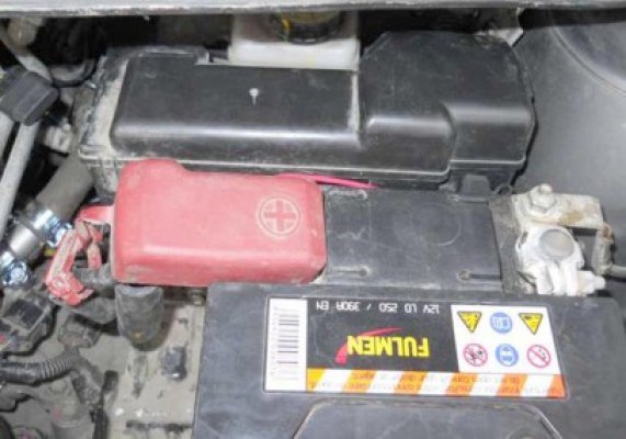 Minor reţinut pentru furtul unei autoutilitare şi conducere fără permis